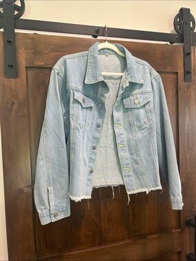 M299 NWOT Cropped Light Blue Distressed Denim Jacket with yellow trim - Size XL